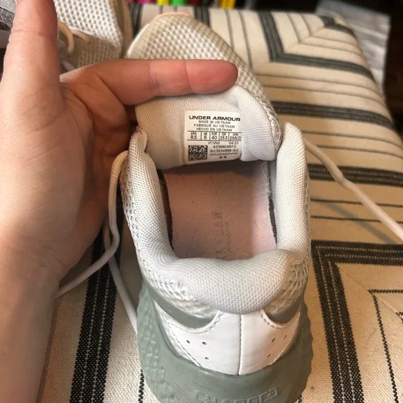 Women’s Under Armour tennis shoes - Picture 8 of 9